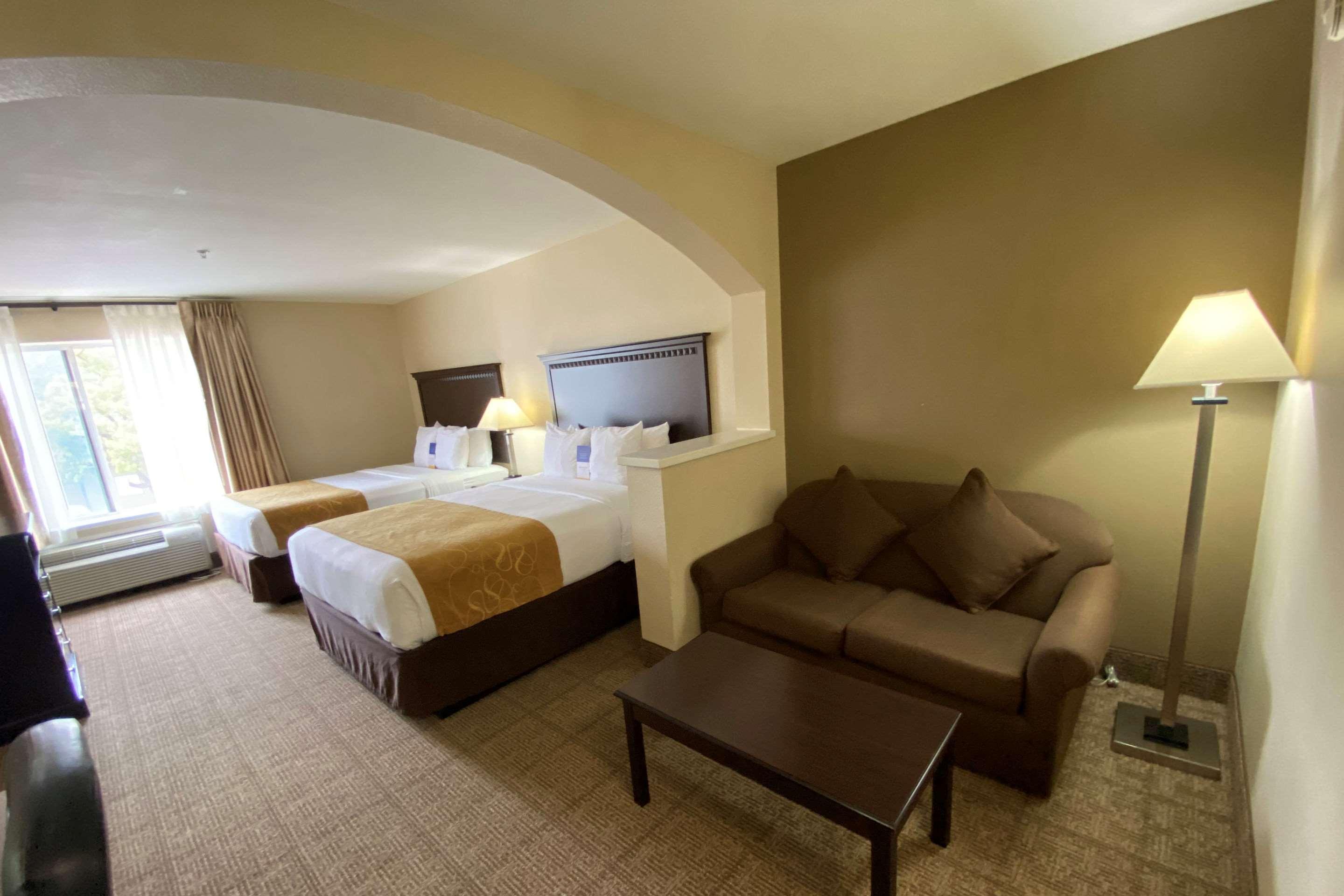 Comfort Suites Tulare Exterior photo