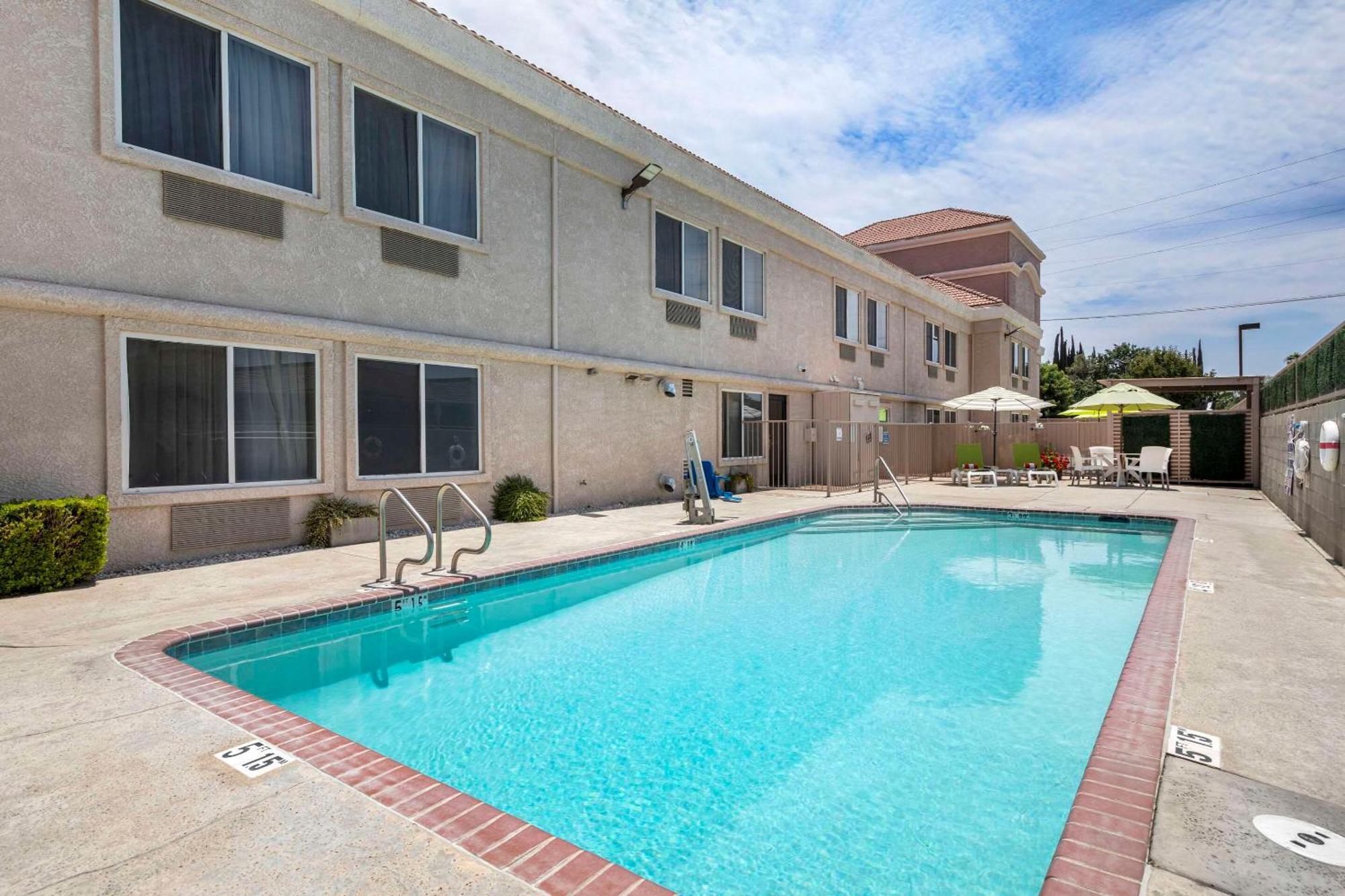 Comfort Suites Tulare Exterior photo