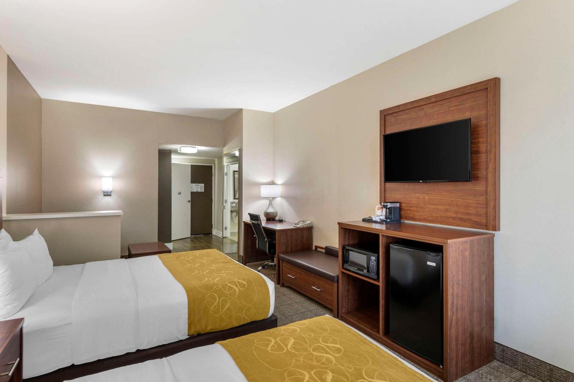 Comfort Suites Tulare Exterior photo
